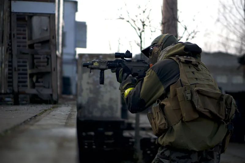 De l'Écran au Terrain : Monte ta Tenue de Fantôme en Airsoft Sans Faire Fondre ton Budget